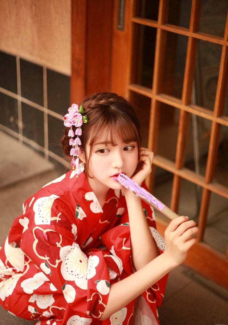 日本美女鲜艳和服餐馆前迷人红唇娇艳欲滴