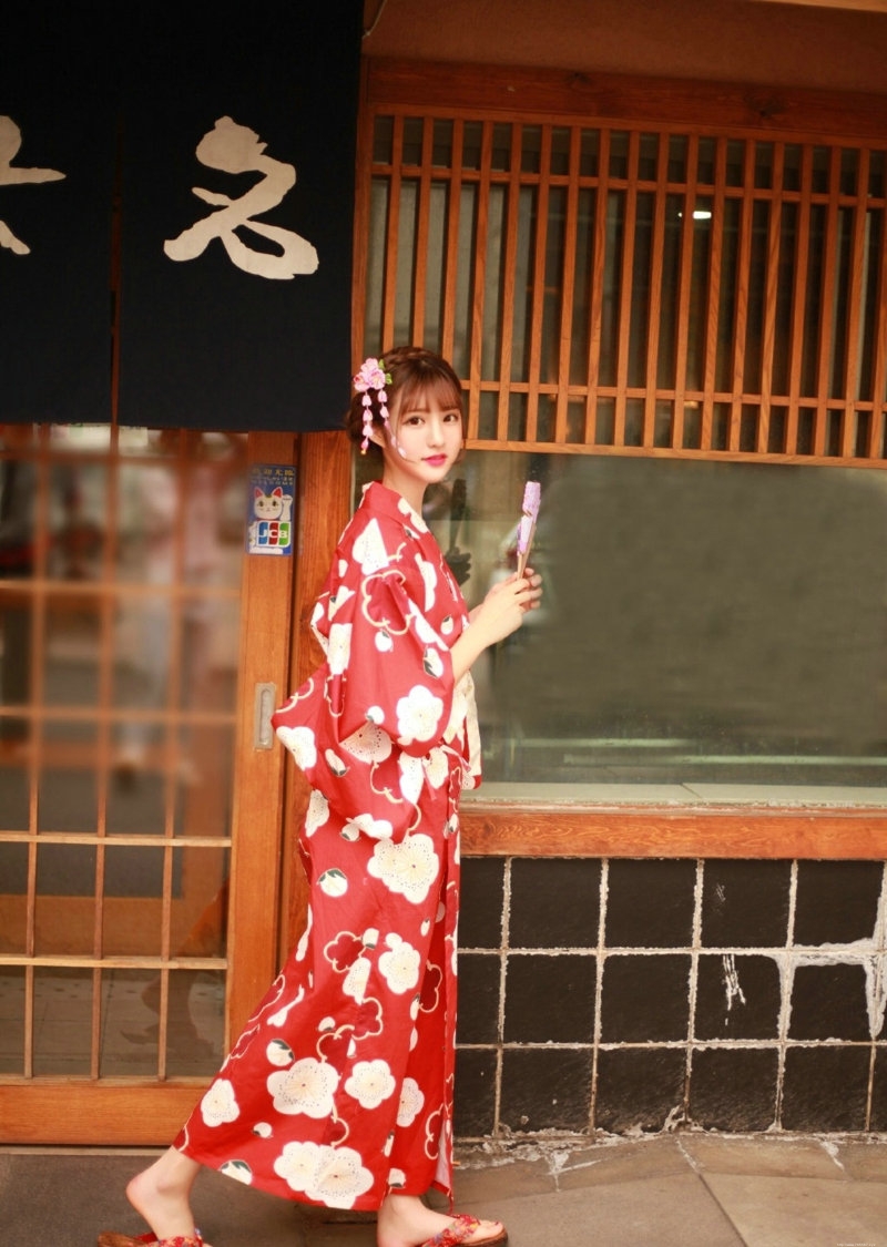 日本美女鲜艳和服餐馆前迷人红唇娇艳欲滴