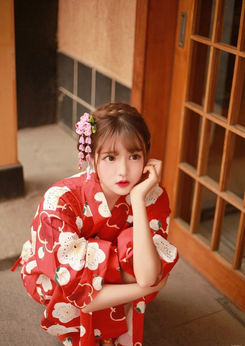 日本美女鲜艳和服餐馆前迷人红唇娇艳欲滴