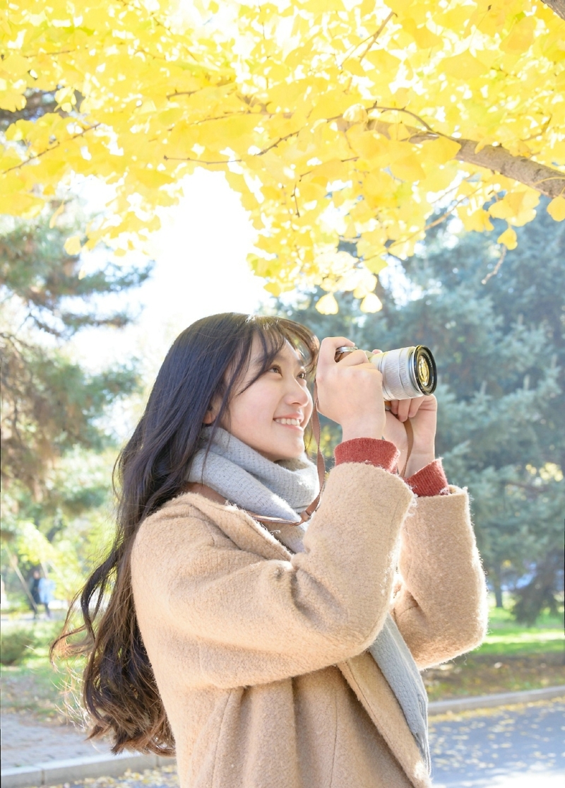 秋天落叶中的气质森系美女笑容迷人写真