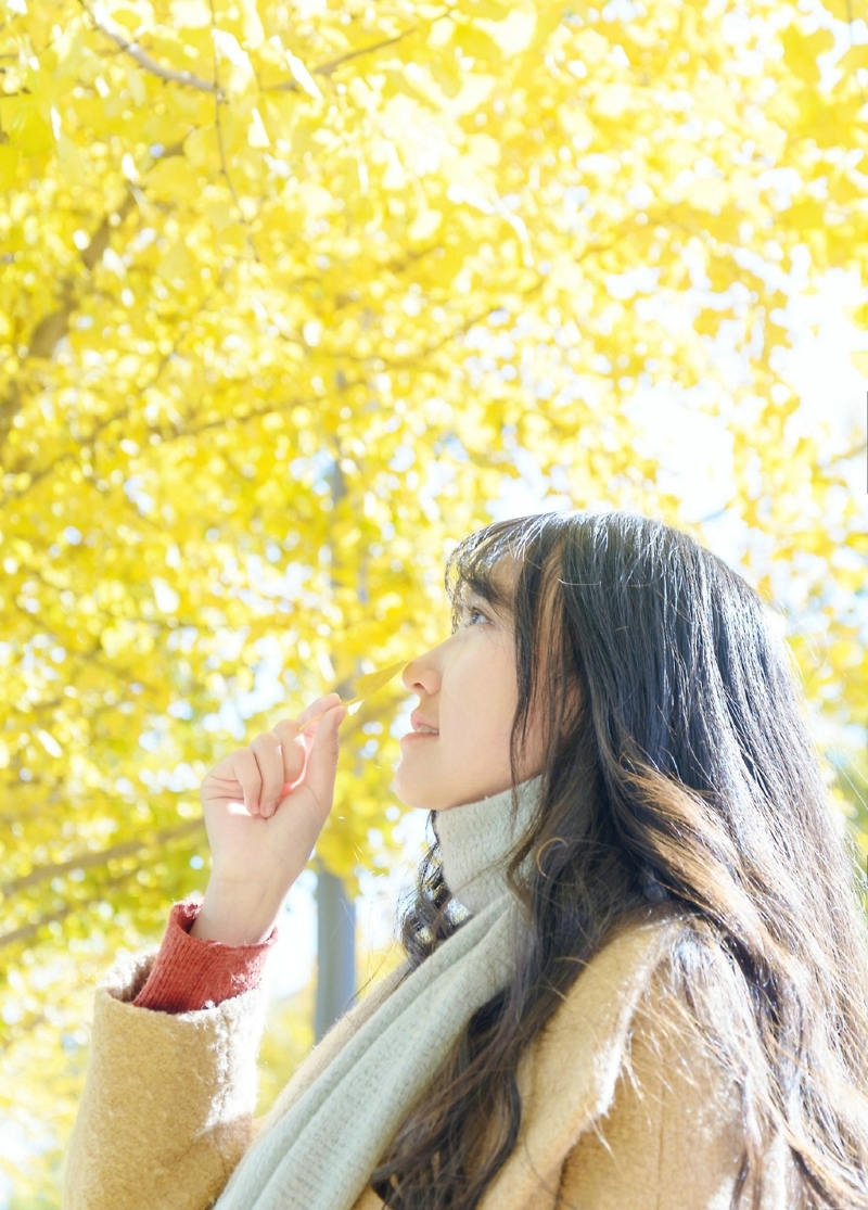 秋天落叶中的气质森系美女笑容迷人写真