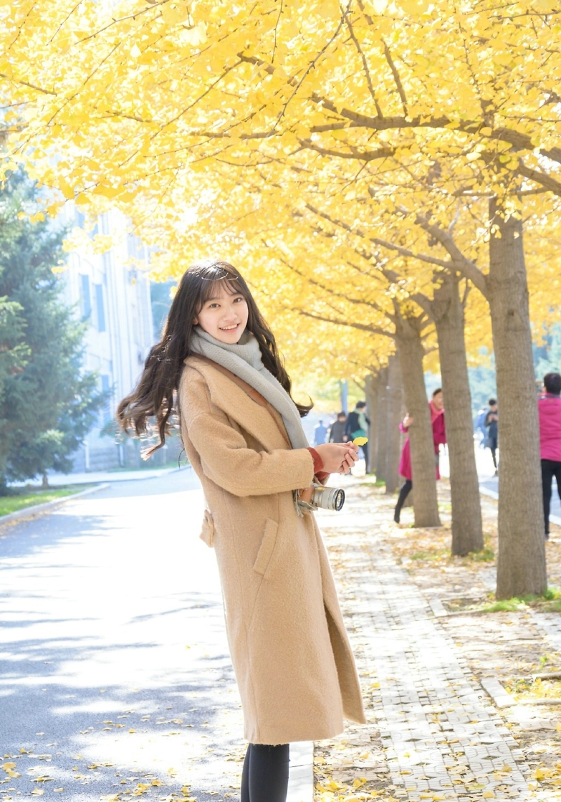 秋天落叶中的气质森系美女笑容迷人写真