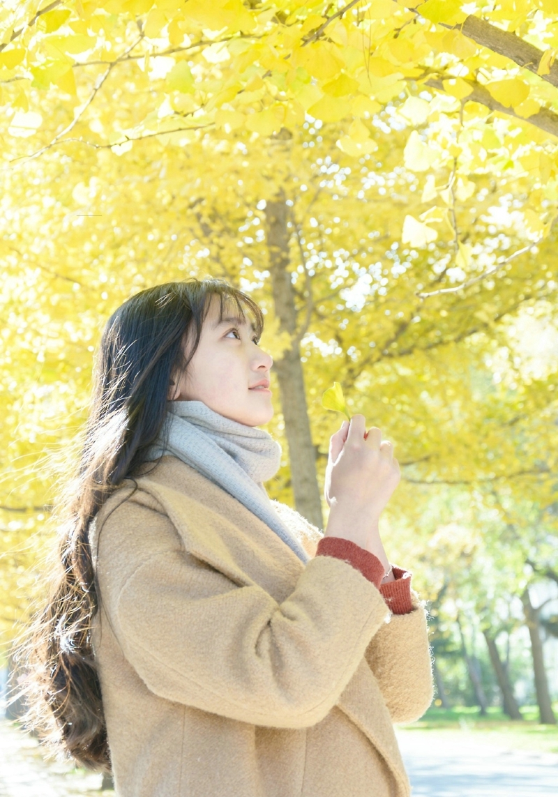 秋天落叶中的气质森系美女笑容迷人写真