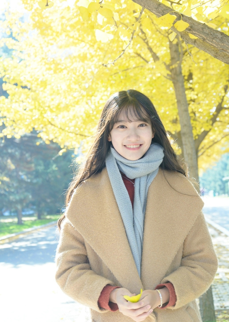 秋天落叶中的气质森系美女笑容迷人写真