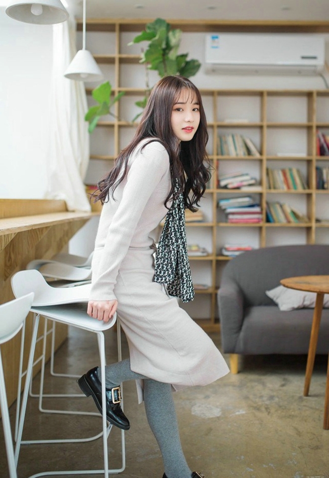 居家甜美优雅红唇妹子温馨俏皮可爱写真