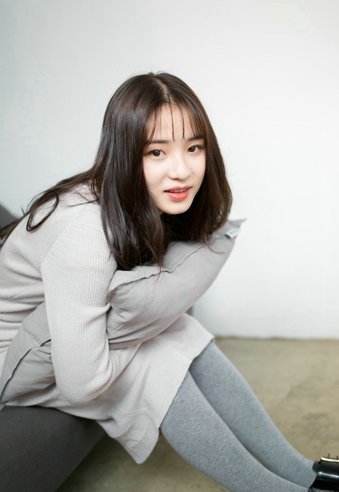 居家甜美优雅红唇妹子温馨俏皮可爱写真