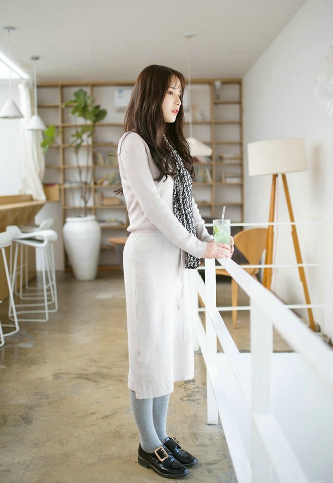 居家甜美优雅红唇妹子温馨俏皮可爱写真