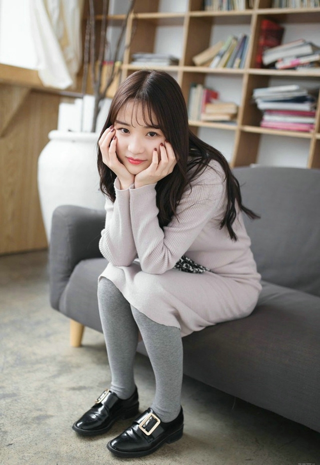 居家甜美优雅红唇妹子温馨俏皮可爱写真