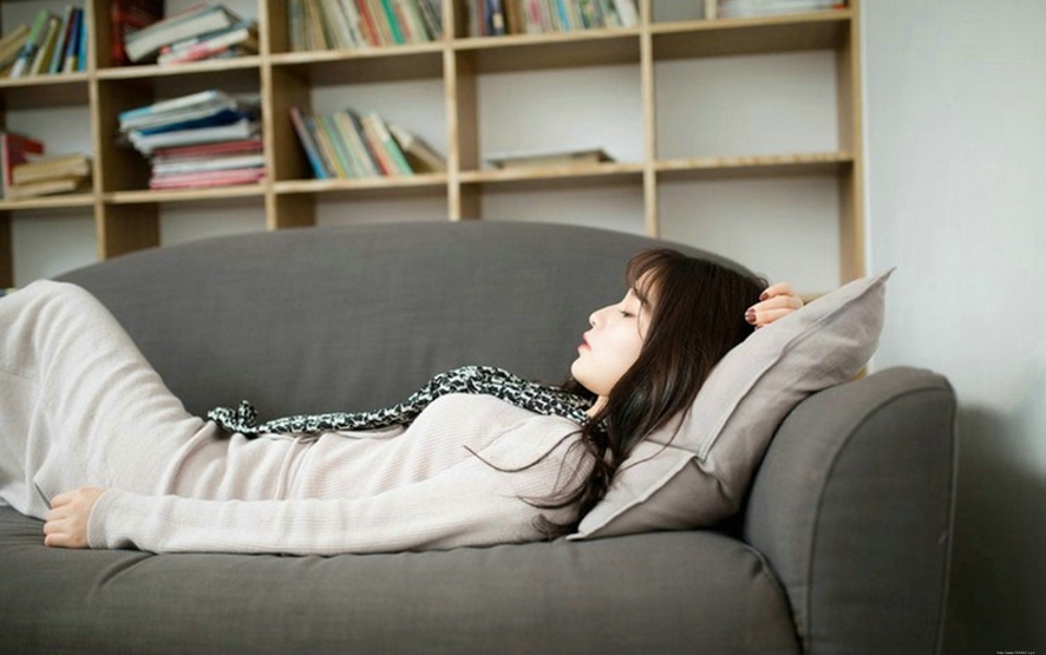 居家甜美优雅红唇妹子温馨俏皮可爱写真