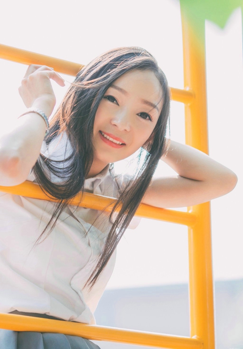 校服妹子跑道上俏皮愉悦写真