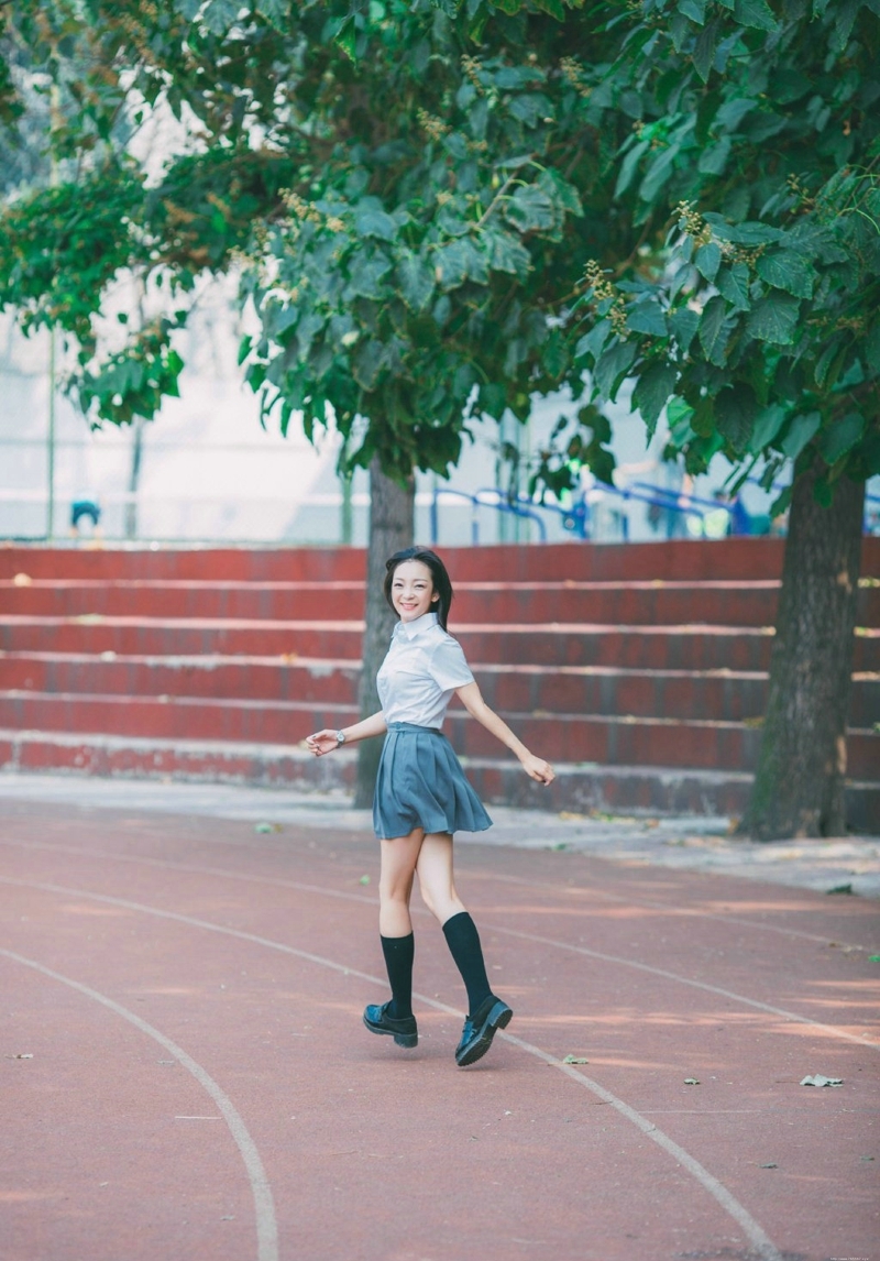 校服妹子跑道上俏皮愉悦写真