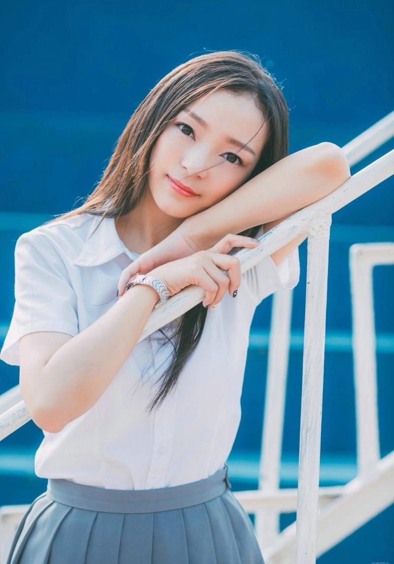 校服妹子跑道上俏皮愉悦写真