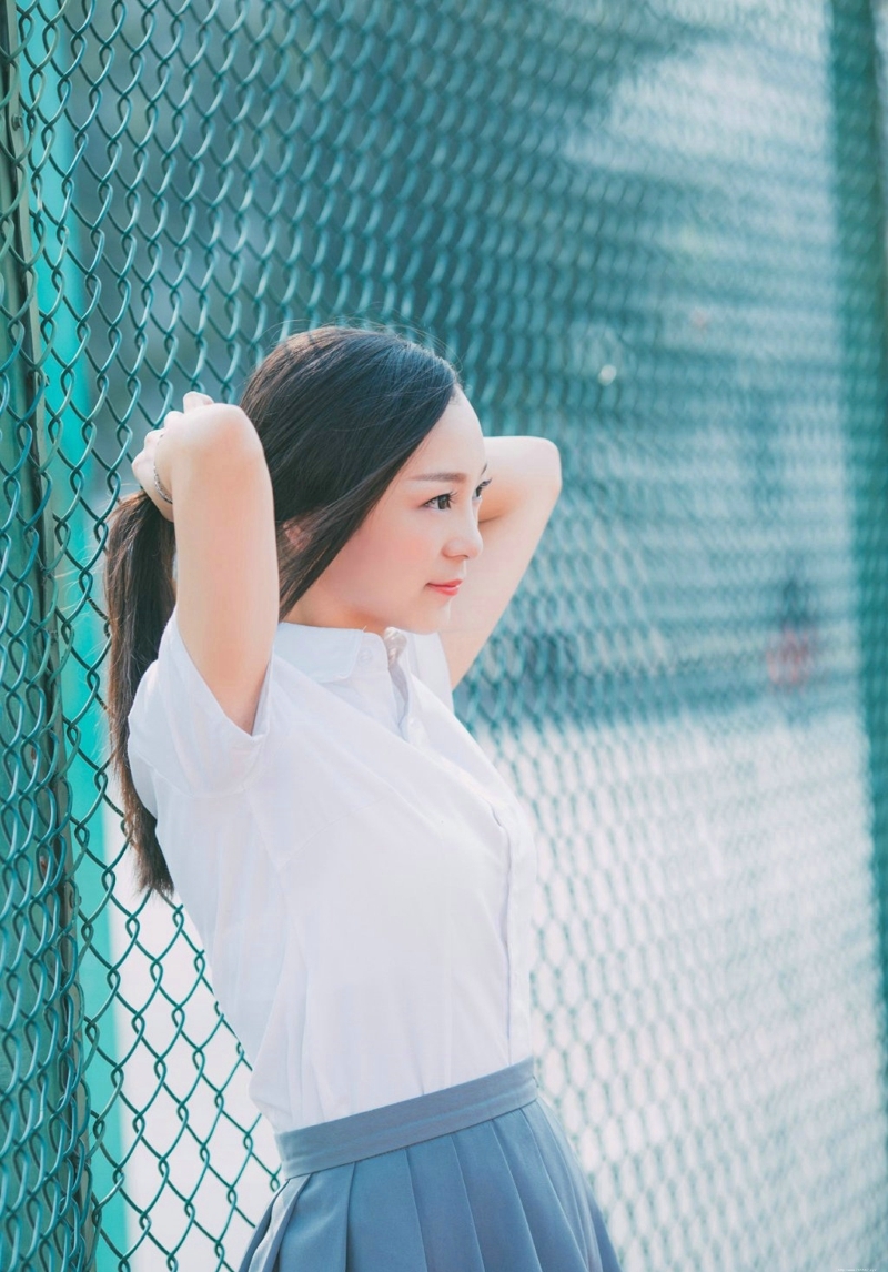 校服妹子跑道上俏皮愉悦写真