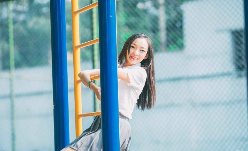 校服妹子跑道上俏皮愉悦写真