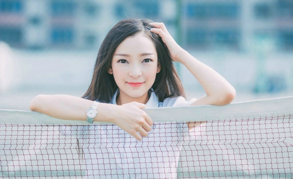 校服妹子跑道上俏皮愉悦写真