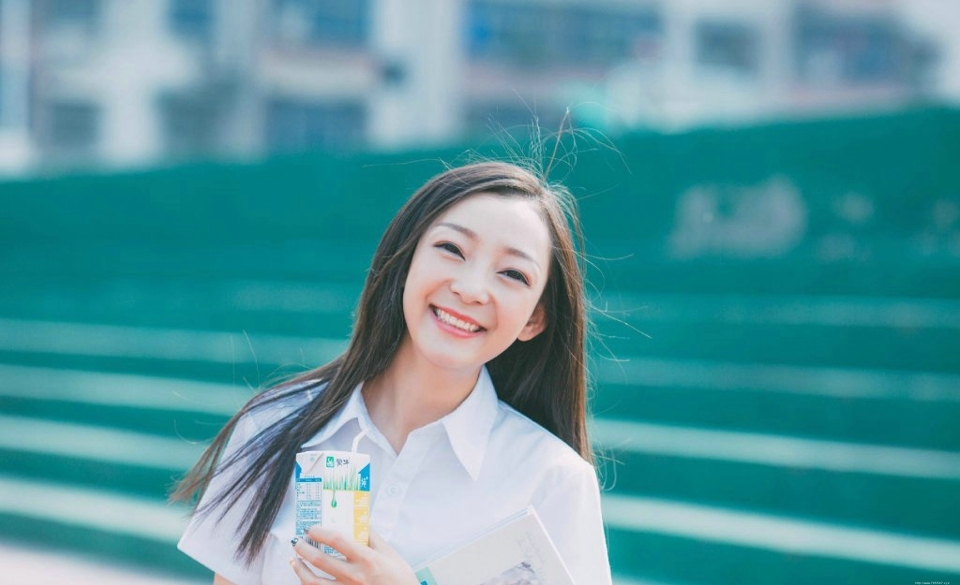 校服妹子跑道上俏皮愉悦写真