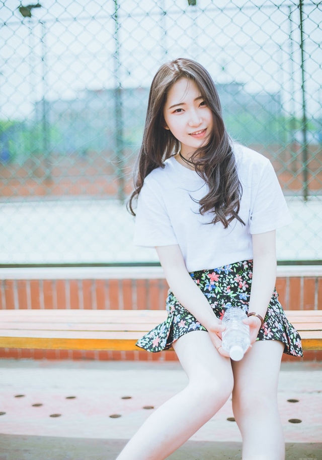 夏日校园长发飘飘美女碎花短裙甜美可人