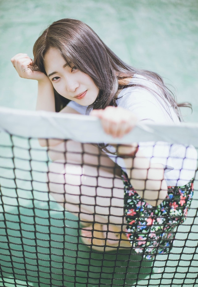 夏日校园长发飘飘美女碎花短裙甜美可人