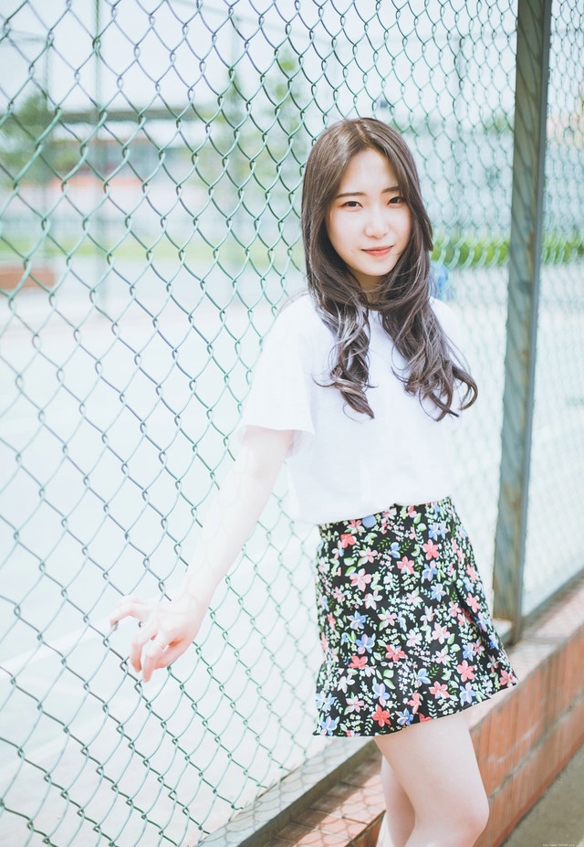 夏日校园长发飘飘美女碎花短裙甜美可人