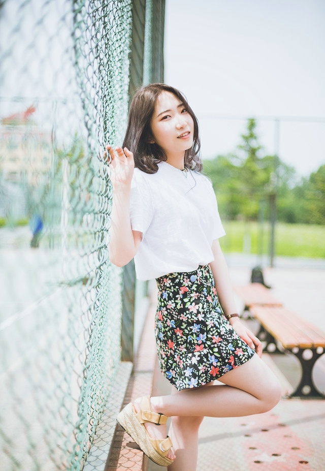 夏日校园长发飘飘美女碎花短裙甜美可人