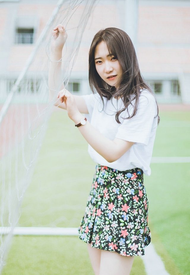 夏日校园长发飘飘美女碎花短裙甜美可人