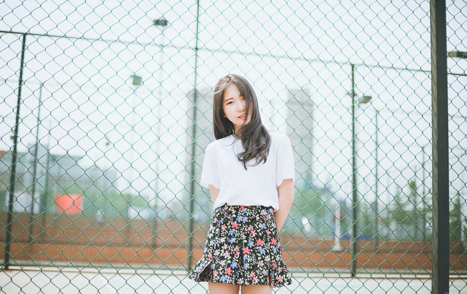 夏日校园长发飘飘美女碎花短裙甜美可人