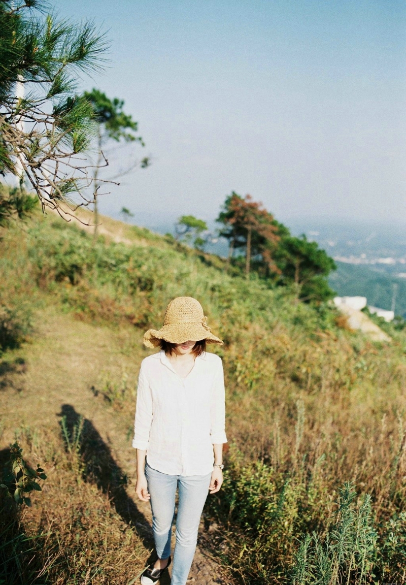 徒步短发牛仔裤美女自然温柔写真