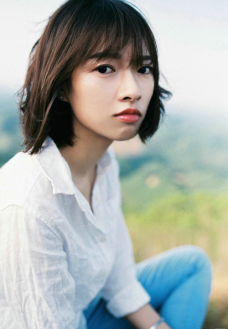 徒步短发牛仔裤美女自然温柔写真