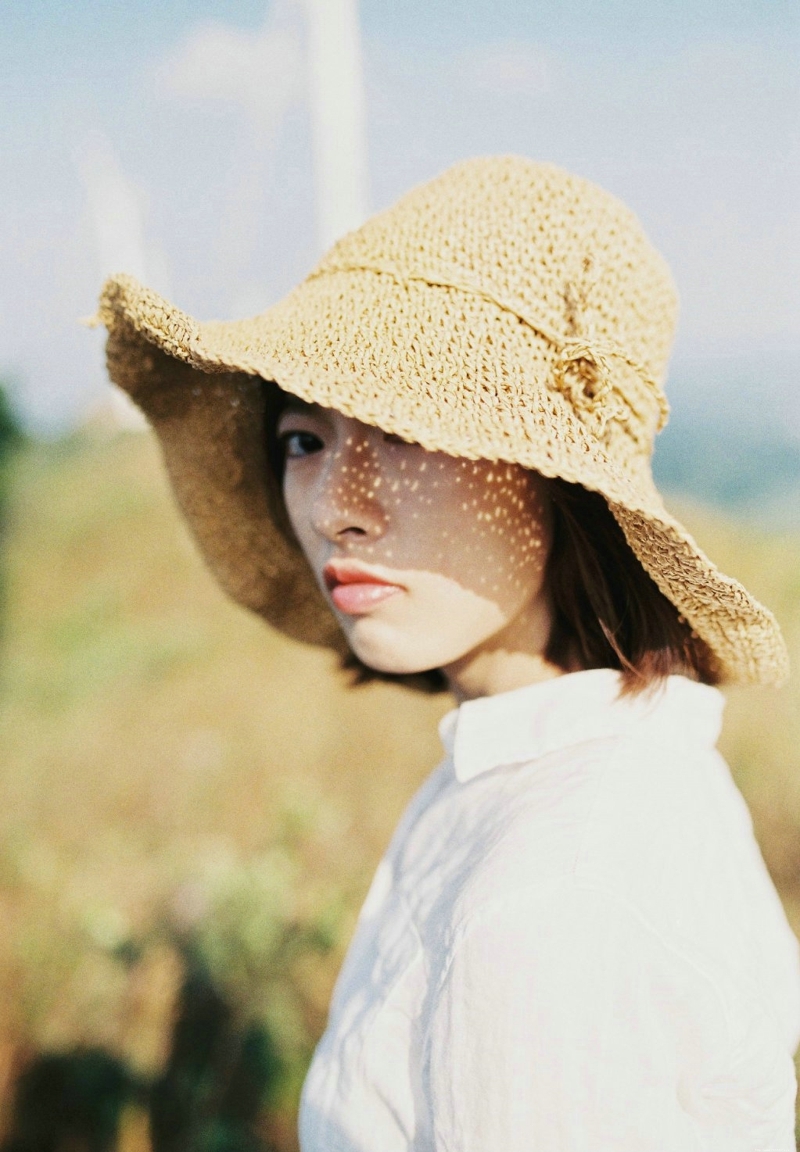 徒步短发牛仔裤美女自然温柔写真