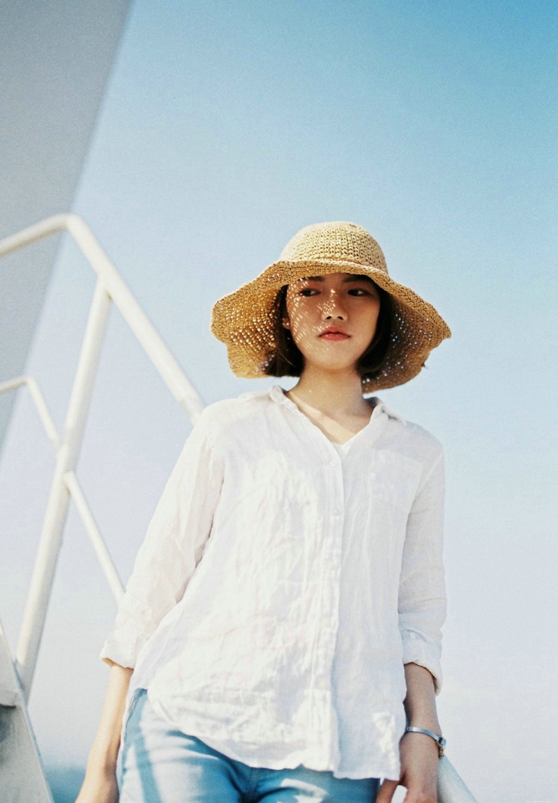 徒步短发牛仔裤美女自然温柔写真