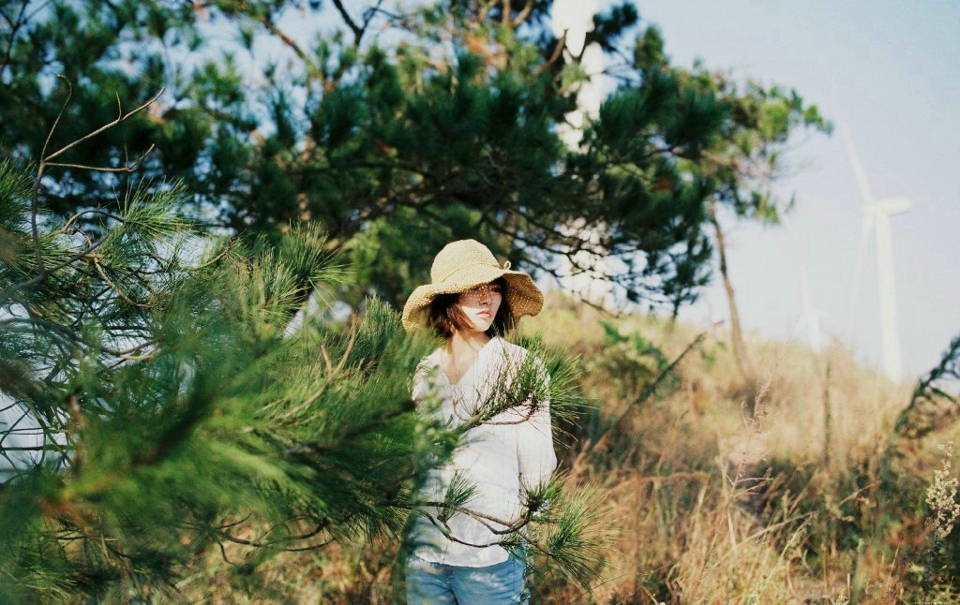 徒步短发牛仔裤美女自然温柔写真