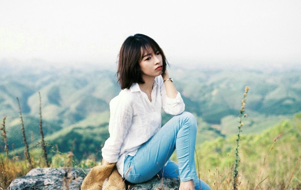 徒步短发牛仔裤美女自然温柔写真