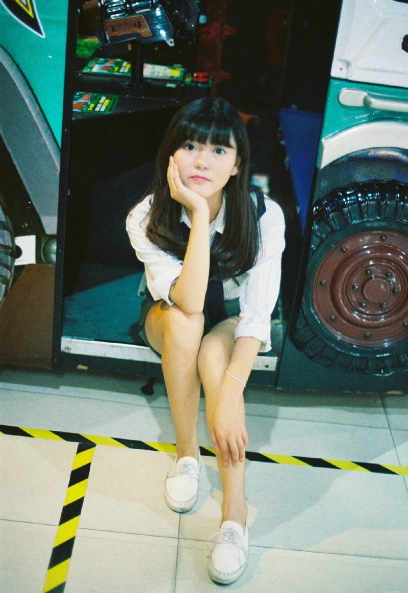 电玩城内的学生妹子清纯活力写真