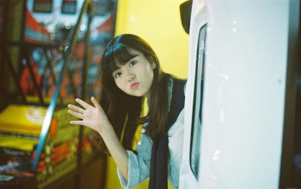 电玩城内的学生妹子清纯活力写真