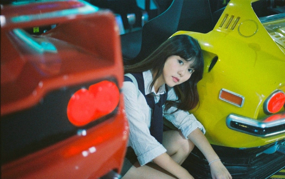 电玩城内的学生妹子清纯活力写真