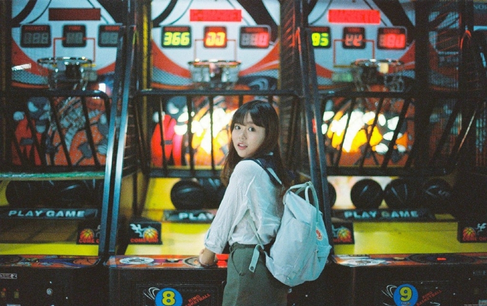 电玩城内的学生妹子清纯活力写真