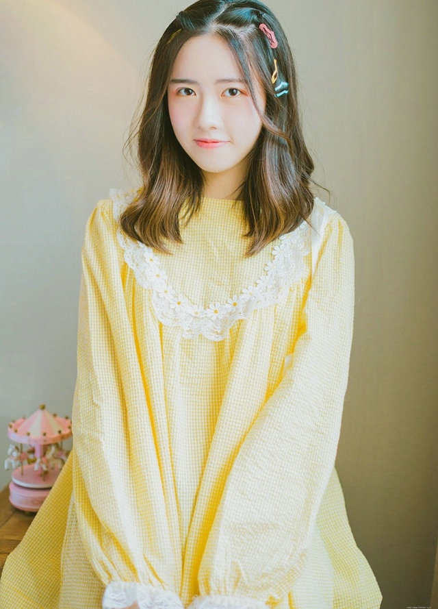 爱吃的女孩都很美草莓味甜心宝贝阳光午后写真