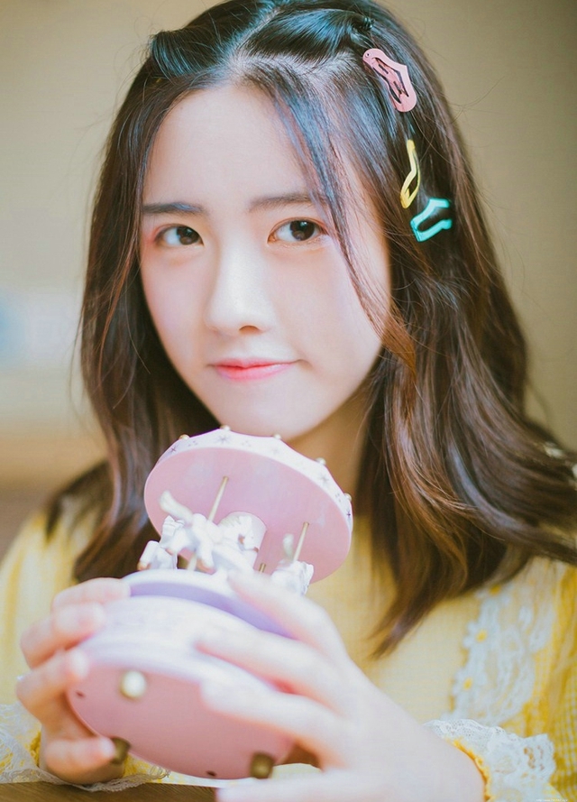 爱吃的女孩都很美草莓味甜心宝贝阳光午后写真