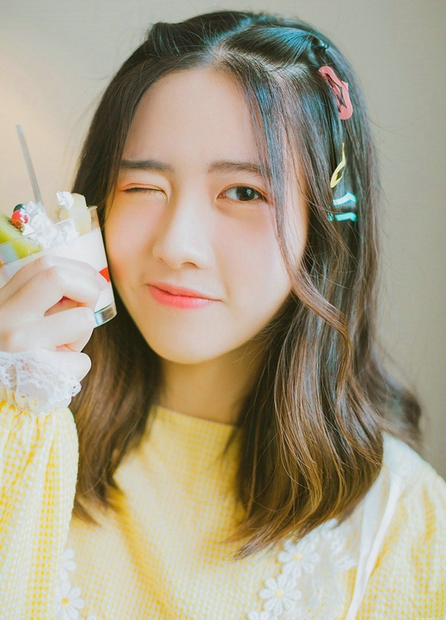 爱吃的女孩都很美草莓味甜心宝贝阳光午后写真