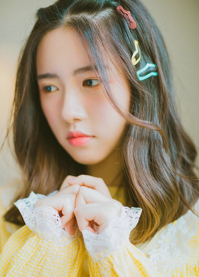 爱吃的女孩都很美草莓味甜心宝贝阳光午后写真