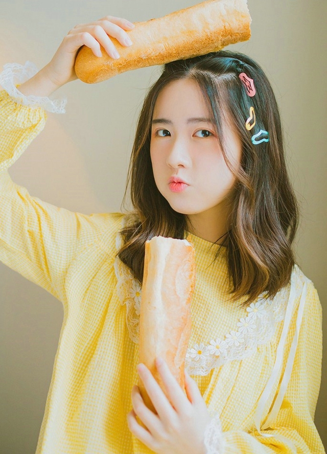 爱吃的女孩都很美草莓味甜心宝贝阳光午后写真