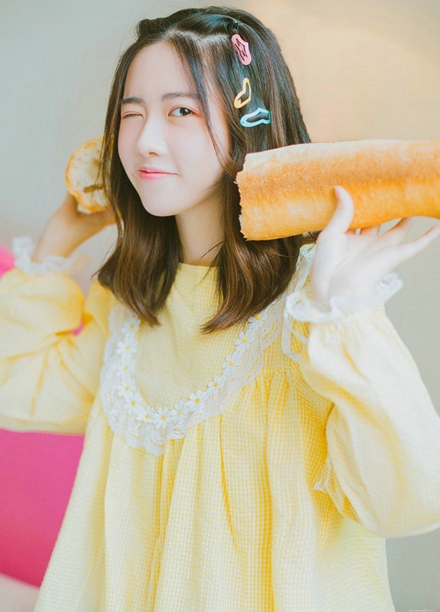 爱吃的女孩都很美草莓味甜心宝贝阳光午后写真