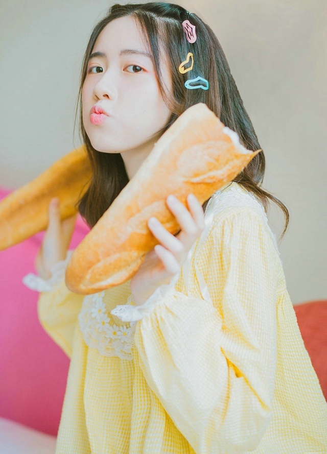 爱吃的女孩都很美草莓味甜心宝贝阳光午后写真