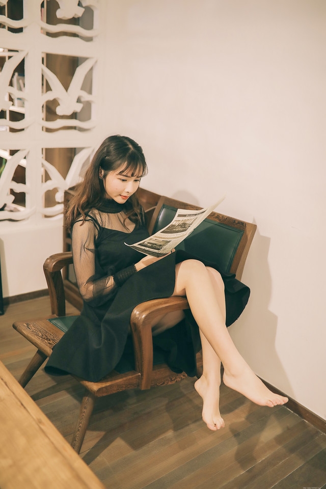 时光花园内看报美女透视黑纱裙显熟女风韵