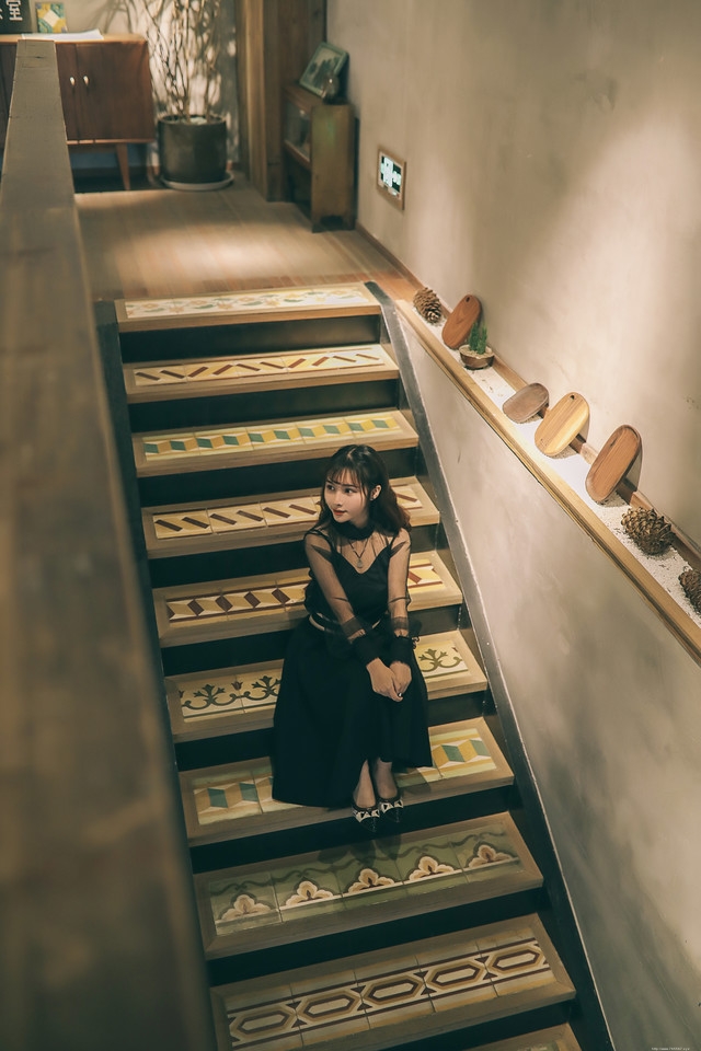 时光花园内看报美女透视黑纱裙显熟女风韵