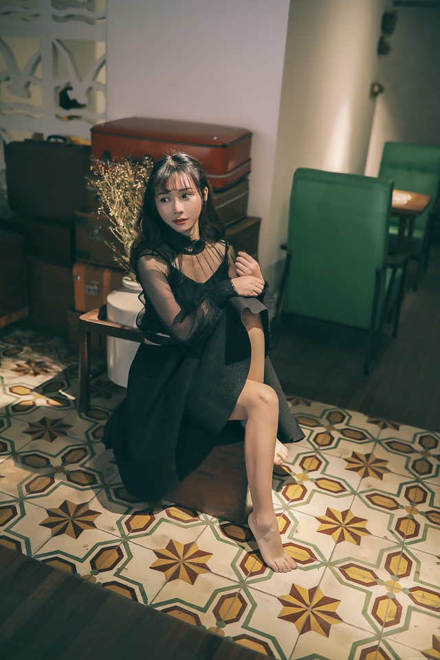 时光花园内看报美女透视黑纱裙显熟女风韵