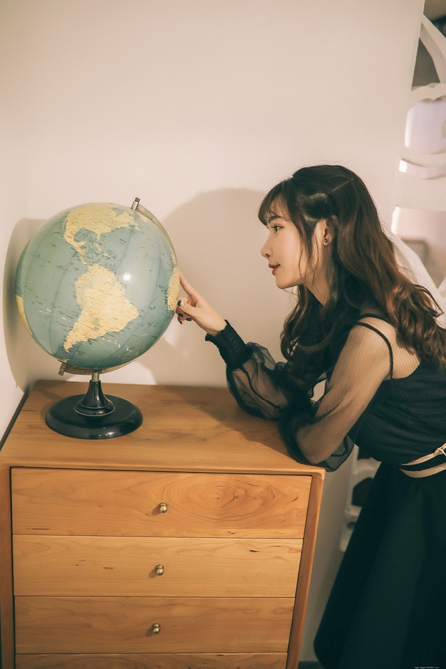 时光花园内看报美女透视黑纱裙显熟女风韵