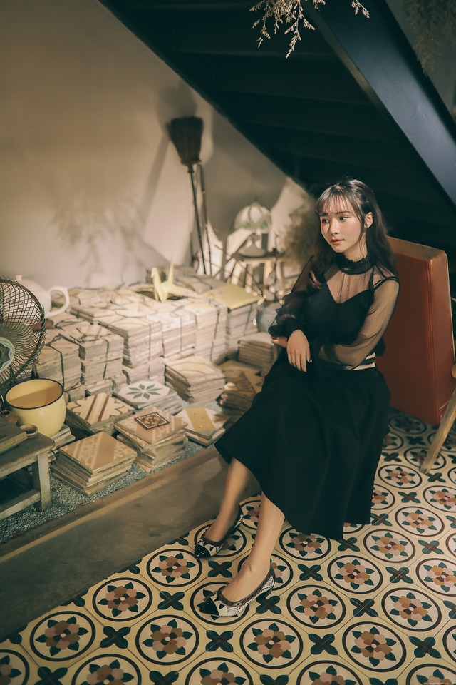 时光花园内看报美女透视黑纱裙显熟女风韵