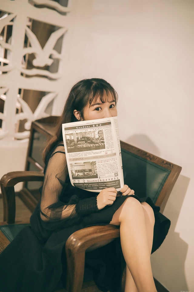 时光花园内看报美女透视黑纱裙显熟女风韵