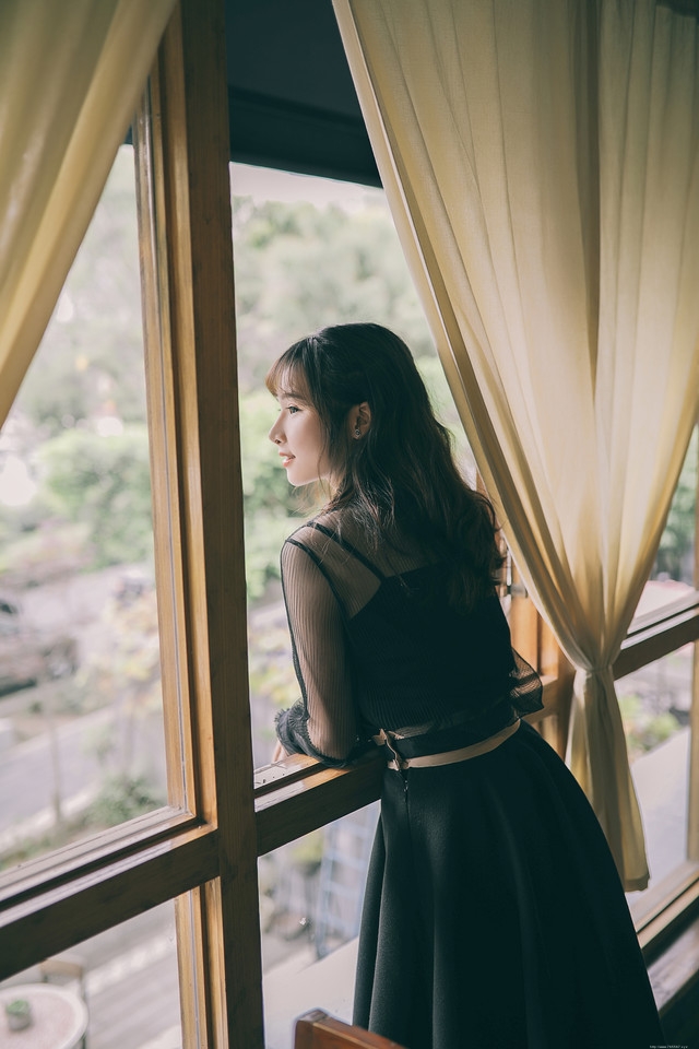 时光花园内看报美女透视黑纱裙显熟女风韵